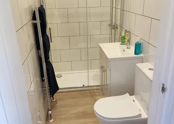 Self Check-In Micro Studio For Max 2 Guests In Central Location Rg4 With Your Own Kitchenette Bathroom Parking And Shared Garden