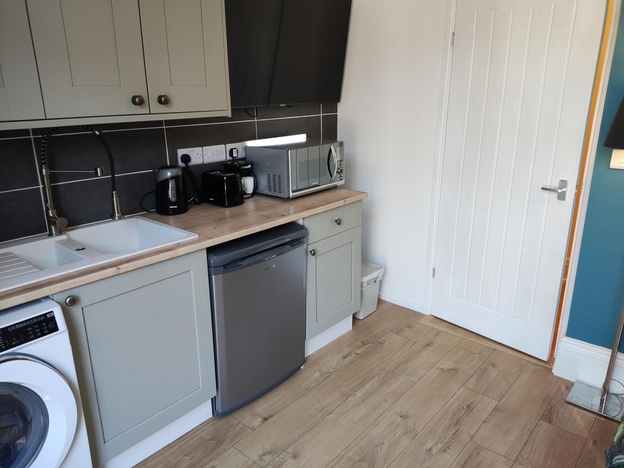 Self Check-in Micro For Max 2 Guests In Location Rg4 With Your Own Kitchenette Bathroom Parking And Shared Garden Reading