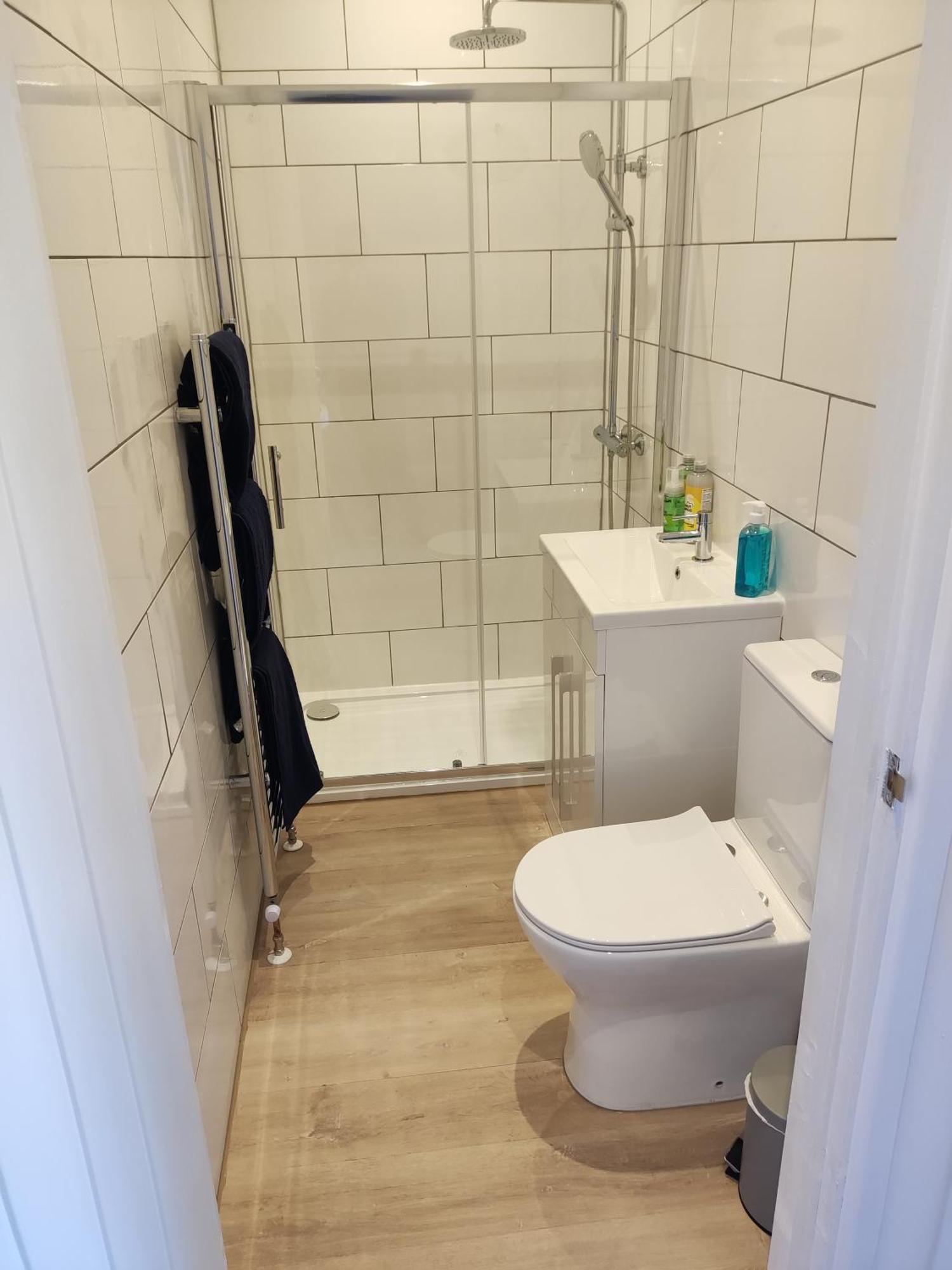 Self Check-in Micro For Max 2 Guests In Location Rg4 With Your Own Kitchenette Bathroom Parking And Shared Garden *